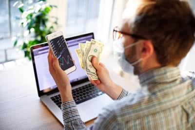 Can American expats invest in US ETFs?
