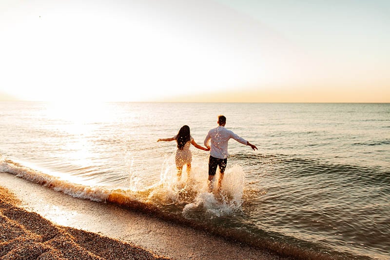 couple running in the sea 800